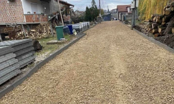 Почна поставување бекатон на улица во кумановската населба Карпош