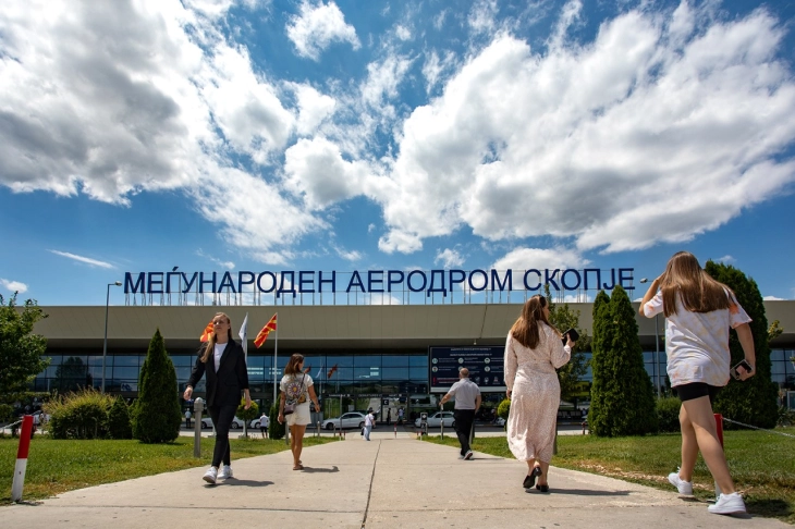 На Скопскиот аеродром приведени две лица барани со потерници