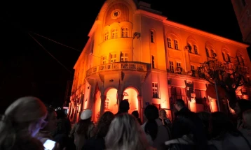 Во Струмица со осветлување на општинската зграда во портокалово почна кампањата за 16 денови активизам за борба против семејното насилство