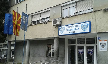 Оштетено стаклото од просториите на бугарскиот клуб во Охрид