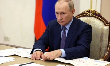 Putin nënshkroi dekrete për afatin ushtarak