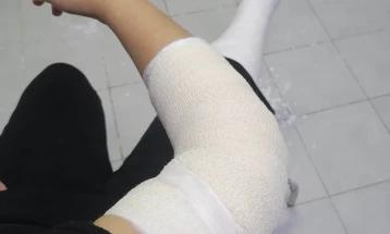 Një grua në Tetovë theu këmbën e djathtë dhe lëndoi dorën në përpjekje për të shmangur sulmin e qenve endacak