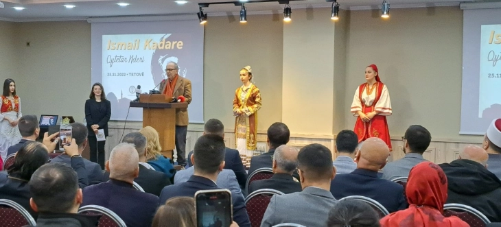 Shkrimtari Ismail Kadare nga Shqipëria në Tetovë ka marrë mirënjohjen qytetar nderi 
