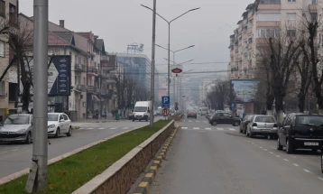 Emigrantë janë gjetur në Strumicë, lypnin në oborrin e shkollës