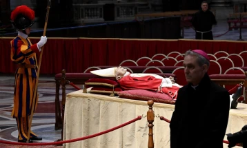 Former Benedict XVI lies in state in St Peter’s Basilica