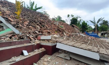 Земјотрес со интензитет од 7,7 степени ја погоди Индонезија