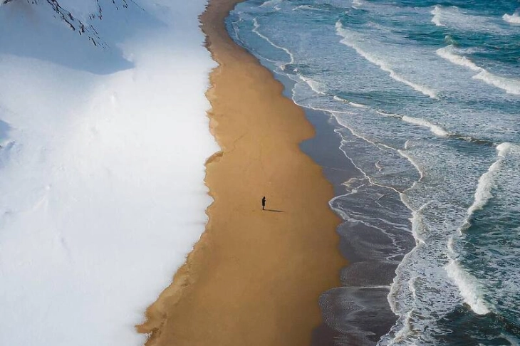 Плажата Хокаидо во Јапонија - несекојдневен спој од море, песок и снег