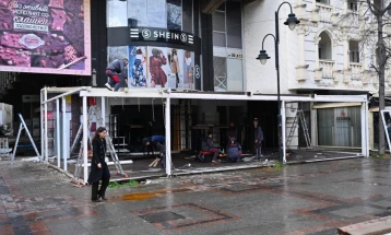 Општина Центар: Сопственикот на бутикот „Шејн“ ја отстранува доградбата на улица „Македонија“