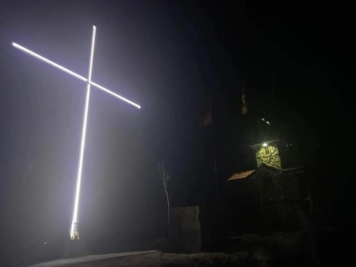 Осветлен светиот крст кај делчевското село Стамер