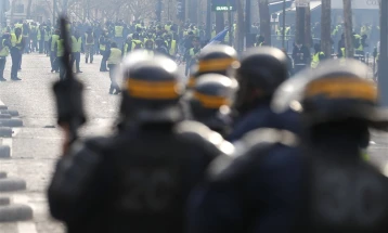 Полицијата во Париз употреби солзавец против демонстрантите