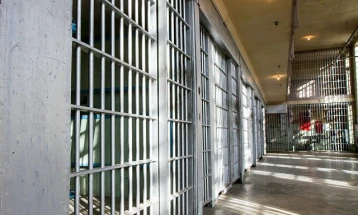 Вработени во затвор во Илиноис заболеле по контакт со непозната супстанца