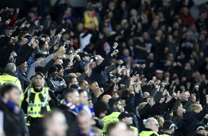 Уапсени тројца навивачи поради хомофобични скандирања на мечот Ливерпул – Челзи