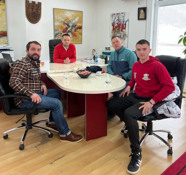 Каратистот Павловски на средба со градоначалникот на Крива Паланка