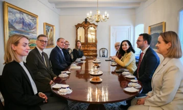 Presidentja e Kosovës, Vjosa Osmani u prit në takim nga presidenti i Islandës