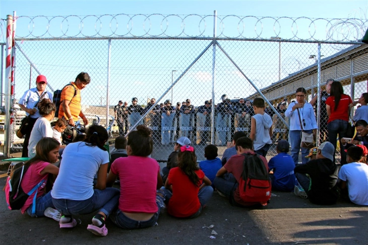 Во САД околу илјада деца мигранти чекаат да бидат вратени кај нивните родители