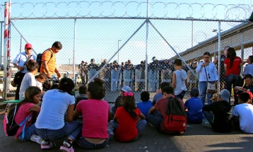 Во САД околу илјада деца мигранти чекаат да бидат вратени кај нивните родители