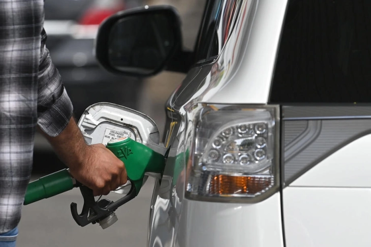 Дизелот поевтинува за два денара, цената на бензините останува иста