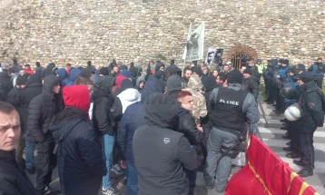 Се пропуштаат граѓани кои сакаат да оддадат почит на гробот на Гоце Делчев во црквата „Св. Спас“
