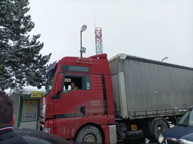 Pas më shumë se dy orëve bllokim në Deve Bair, kalojnë pa pengesa automjetet në dy drejtimet