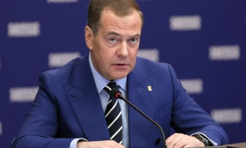 Medvedev: Për shkak të dërgesës të armëve më të avancuara amerikane do të digjet e gjithë Ukraina