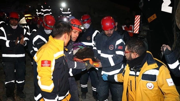 Десетгодишно девојче спасено од под урнатини 39 часа по земјотресот во јужна Турција