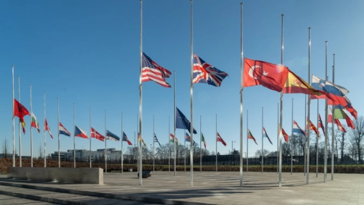 Знамињата во НАТО на половина копје поради земјотресот во Турција
