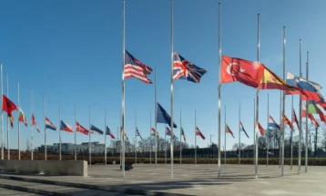 Знамињата во НАТО на половина копје поради земјотресот во Турција
