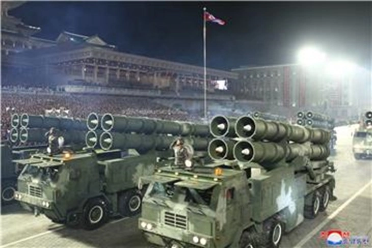 Северна Кореја на парада покажа арсенал нуклеарни ракети