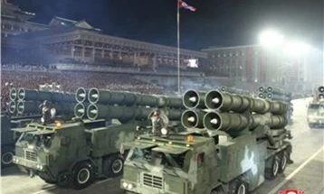 Северна Кореја на парада покажа арсенал нуклеарни ракети
