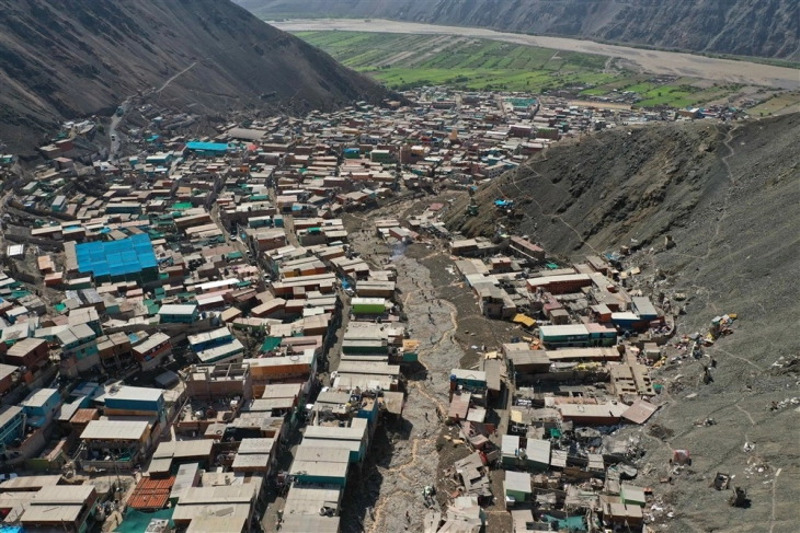 Најмалку 16 жртви во свлечишта во Перу