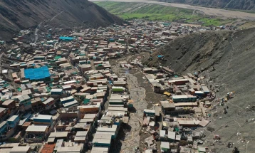 Најмалку 16 жртви во свлечишта во Перу