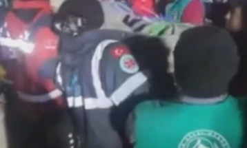 Кинески тим во Турција извлече трудница под урнатините