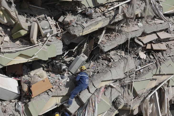 Турција: Над 25 илјади војници ангажирани во подрачјата погодени од земјотресите, смртниот биланс над 21 илјада