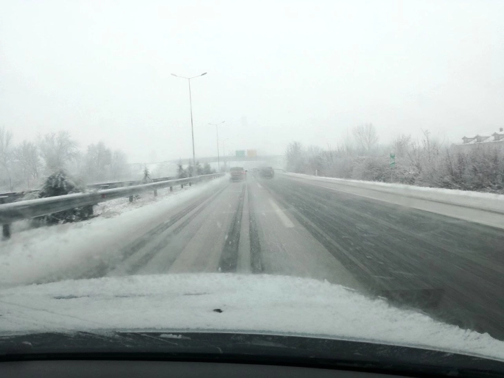 АМСМ: Кај Буково се бележат врнежи од снег, кои во моментов не го попречуваат одвивањето на сообраќајот