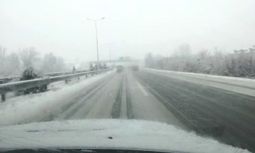 АМСМ: Кај Буково се бележат врнежи од снег, кои во моментов не го попречуваат одвивањето на сообраќајот