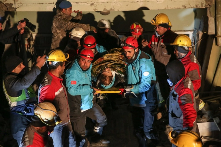 Turqi: Edhe 150 orë pas tërmetit, shpëtimtarët gjejnë të mbijetuar nën rrënoja