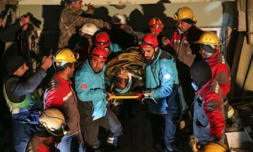 Turqi: Edhe 150 orë pas tërmetit, shpëtimtarët gjejnë të mbijetuar nën rrënoja