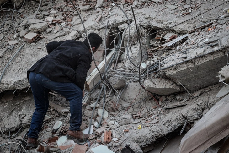 Në Turqi arrestime të ndërtimtarëve të ndërtesave të rrëzuara nga tërmeti