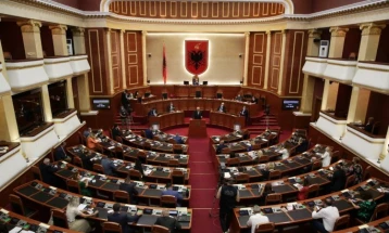 Për shkak të atmosferës së tensionuar, Parlamenti i Shqipërisë e ndërpreu seancën