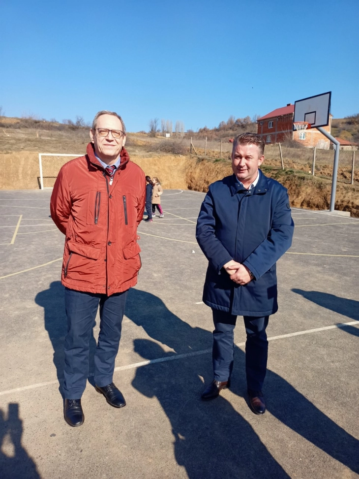 Амбасадорот Тицињски ги посети мултифункционалните игралишта во Бањица и Лисиче, донација од Полска