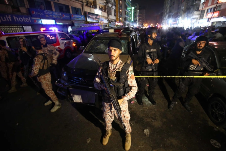 Исламисти нападнаа полициска станица во пакистанскиот град Карачи,  загинаа најмалку две лица