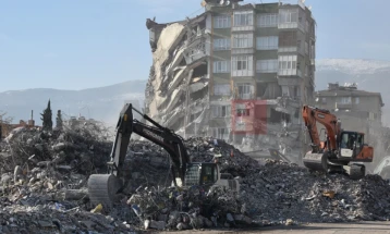 Përfundoi kërkimi për të mbijetuarit në Turqi, fillon pastrimi i rrënojave