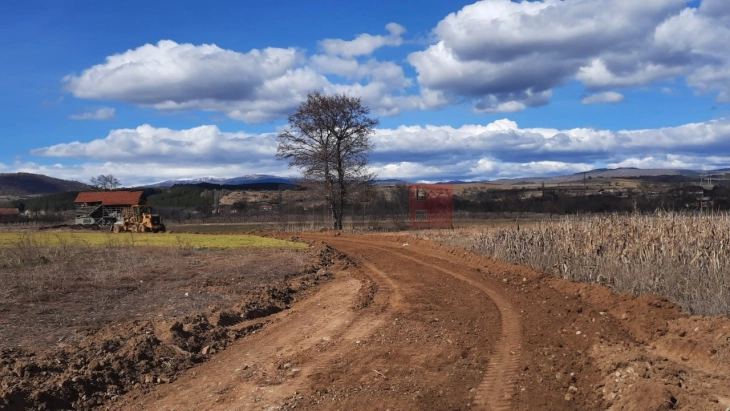 Започна рехабилитацијата на земјоделскиот пат во Долни Бавчи