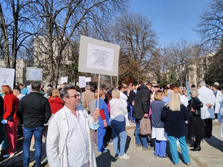 Протест на здравствените работници за повисоки плати