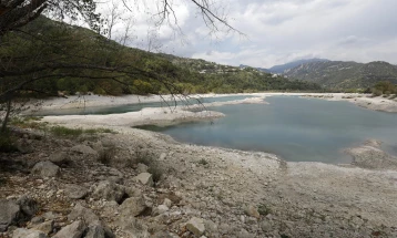 Франција воведува „невидени“ ограничувања за вода по најсувата зима во последните 64 години