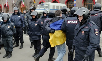 Policia ruse arreston kundërshtarë të invazionit ndaj Ukrainës
