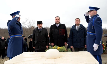 Spasovski vendosi lule në memorialin në Mostar për nder të presidentit të ndjerë Boris Trajkovski