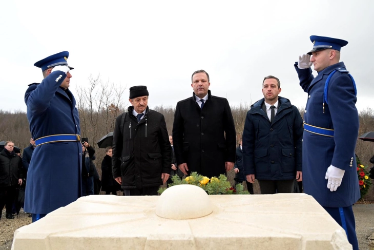 Spasovski lays flowers at commemorative trait in Rotimlja on 19th anniversary of President Trajkovski's death