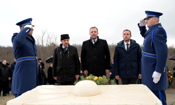 Spasovski lays flowers at commemorative trait in Rotimlja on 19th anniversary of President Trajkovski's death