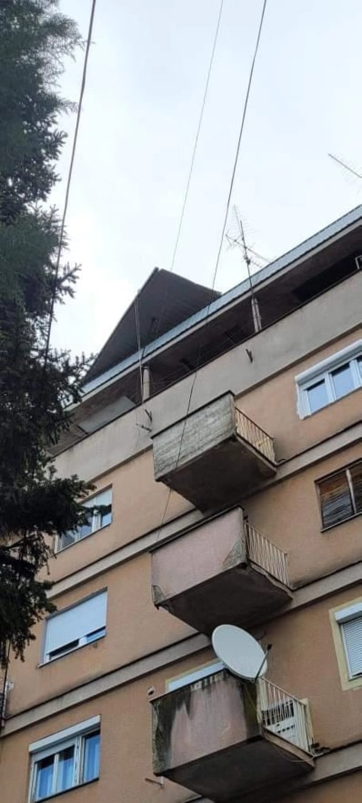 Силниот ветер оштети покрив на зграда во Куманово